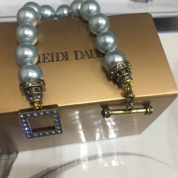 💙Heidi Daus Blue Pearl Zaworski Crystal Toggle Bracelet - Picture 4 of 4